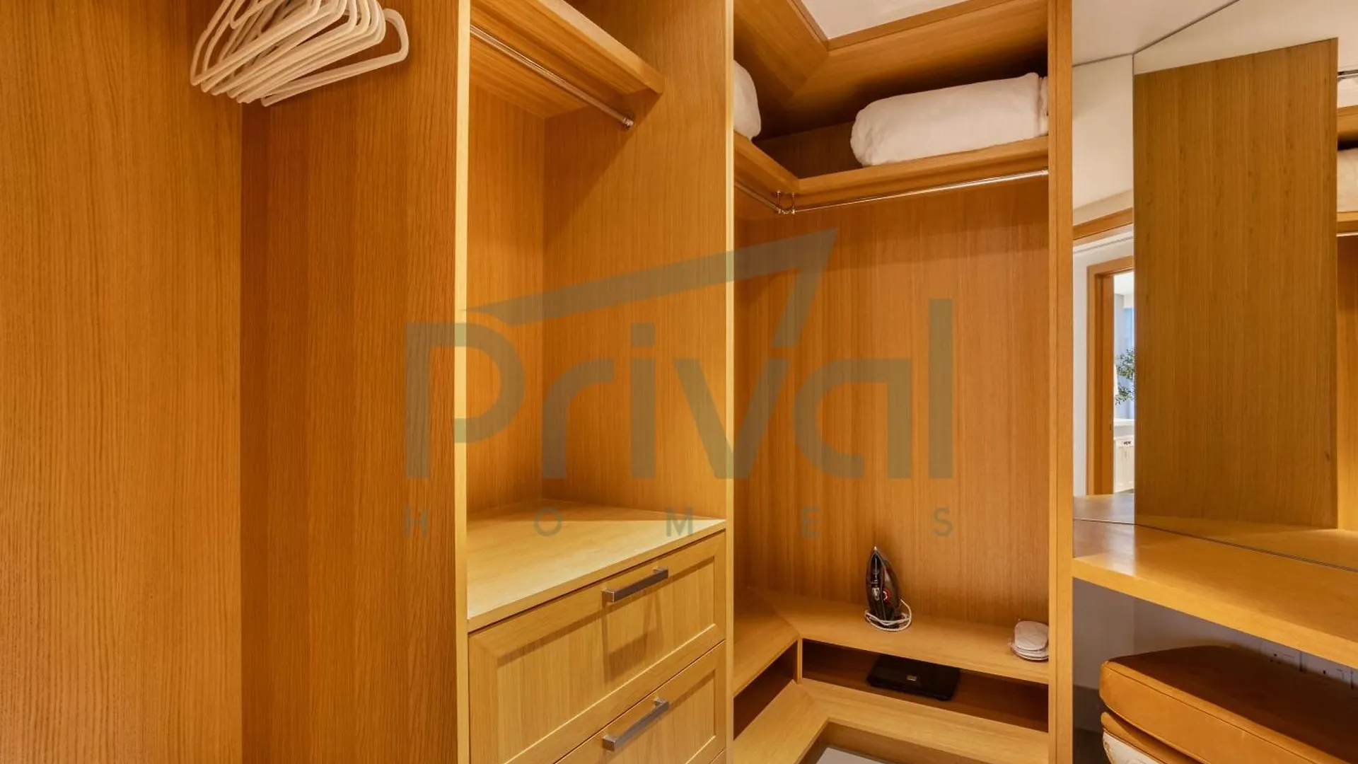 Stunning 2Br Burj Khalifa & Fountain View High Flr Apartment Dubai